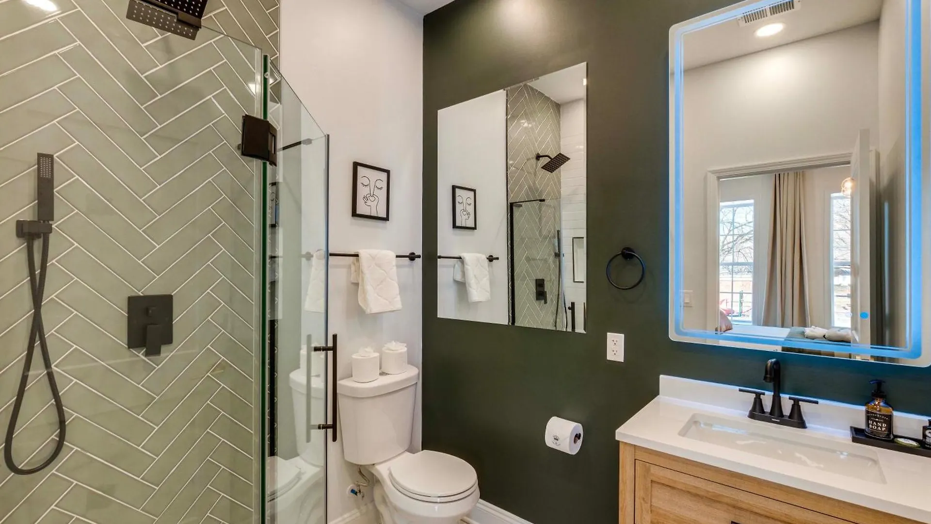 1 Mi To Dtwn Hot Tub Haven In Richmond! Villa 0*, Richmond